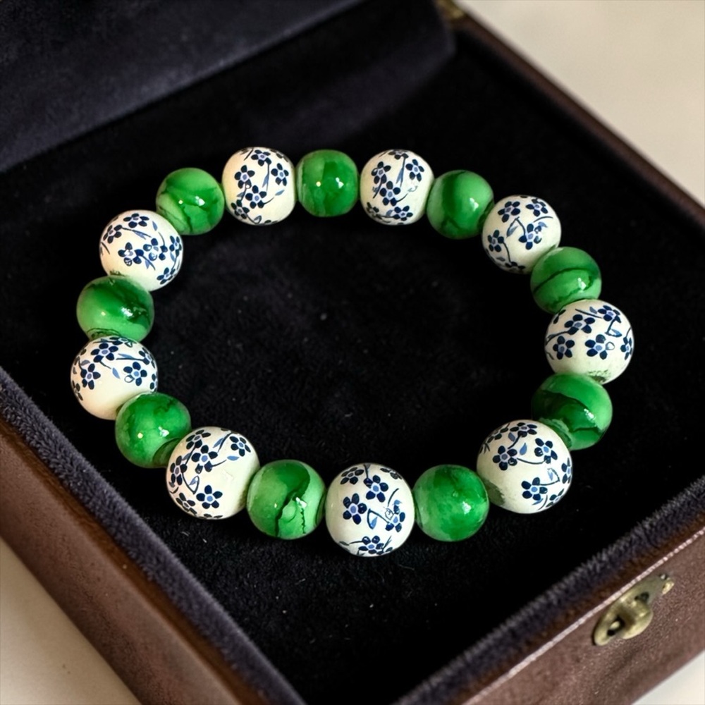 💚Painted Blue Flower Porcelain Beaded Stretch Bracelet w/Green Glass Beads/NWOT💙
